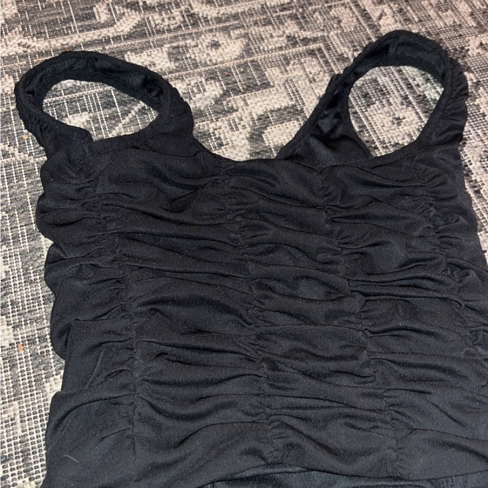 A beautifully ruffled crop tank, Casual but stunning top for women! 💓 Size Xs-M